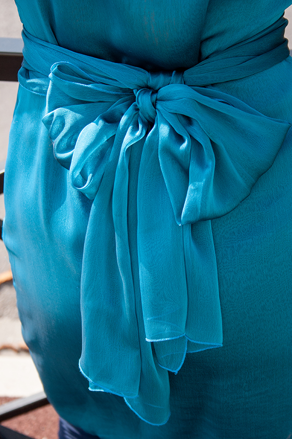 Robe femme bleue en mousseline de soie, ceinturé d'un gros nœud dans le dos